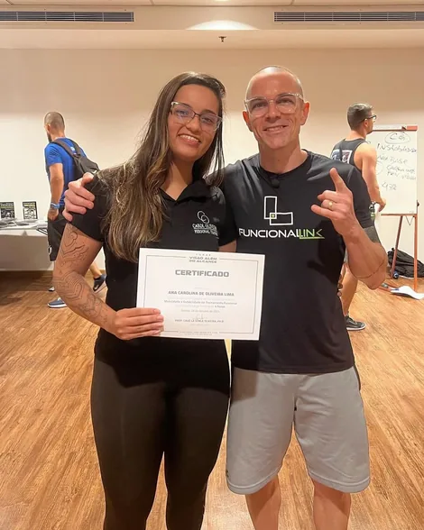 Carol Oliveira com certificado do curso de Mobilidade e Estabilidade no Treinamento Funcional