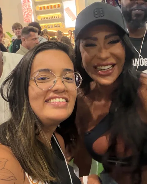 Carol Oliveira com Gracyanne Barbosa no Arnold Sports South America