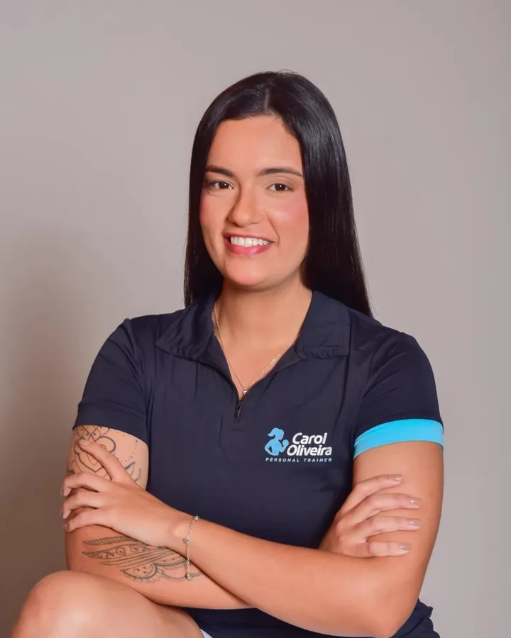 Carol Oliveira de uniforme, com o logo da marca
